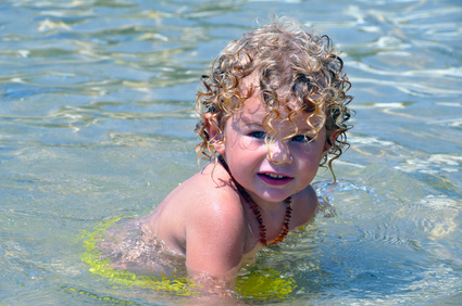 Aquapark - Schwimmendes Kind Planschen im Sommer